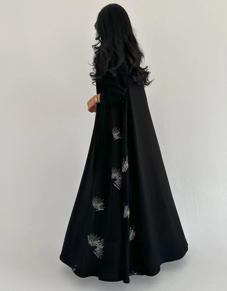 كريب ملكي اسود جوانب مطرزه بدرجات الرمادي كلوش